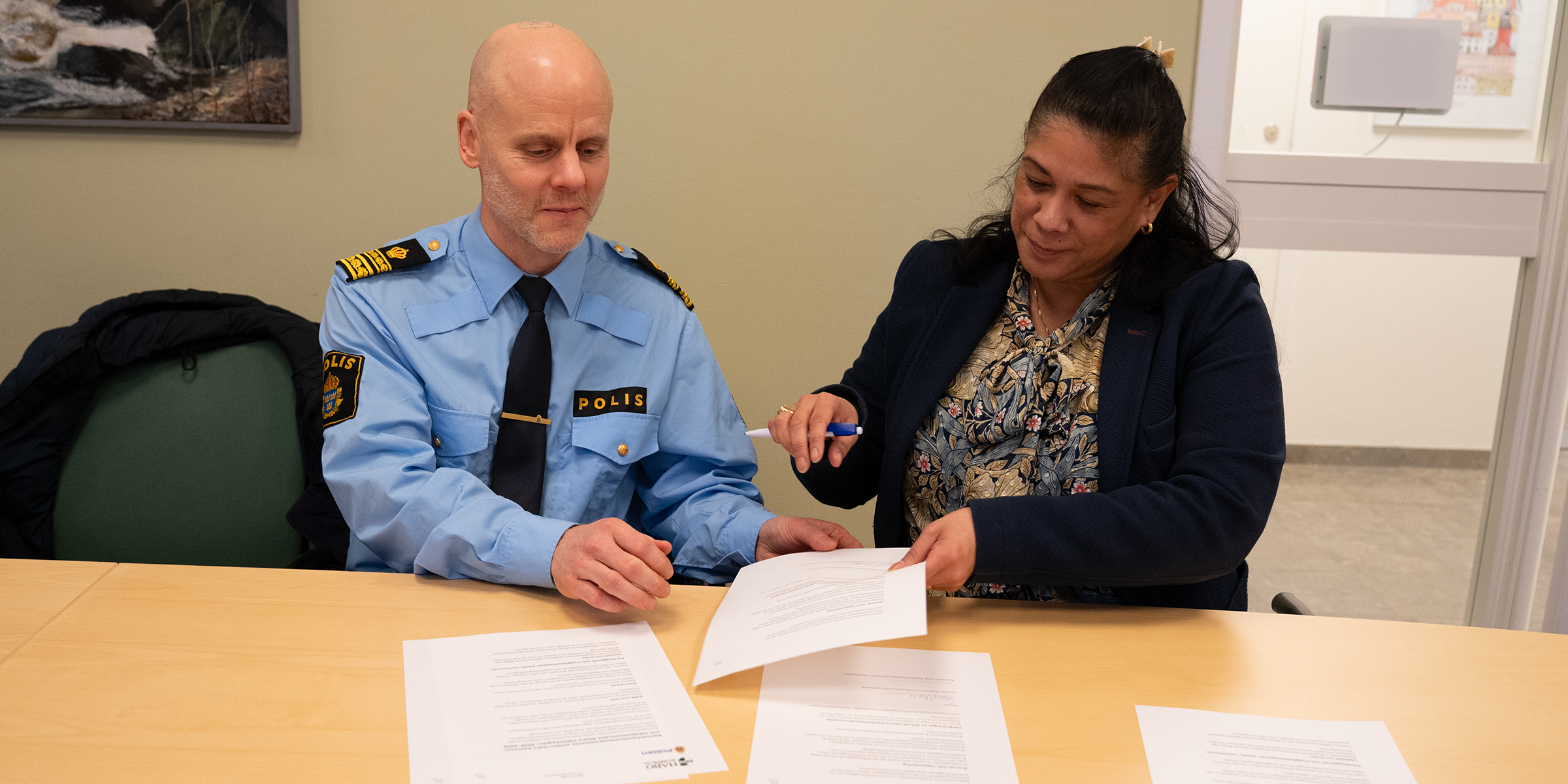 Kristoffer Axell, chef i lokalpolisomr&aring;de S&ouml;dra V&auml;tterbygden och Susanne Wahlstr&ouml;m, kommunstyrelsens ordf&ouml;rande