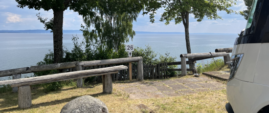 Utsikt över Vättern med husbil i förgrunden.