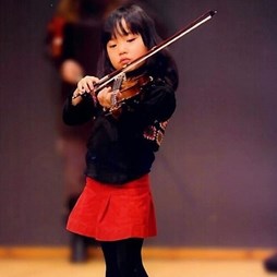 Flicka som spelar fiol.