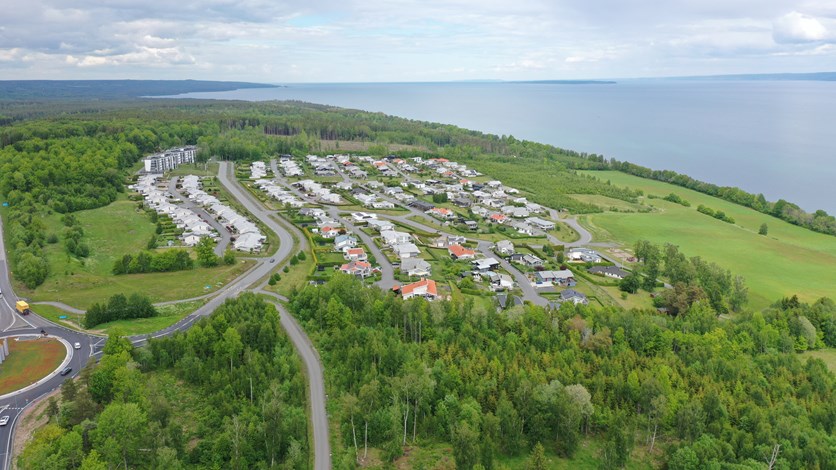 Drönarbild över bostadsområdet Sjogarp med omkringliggande skog och Vättern.
