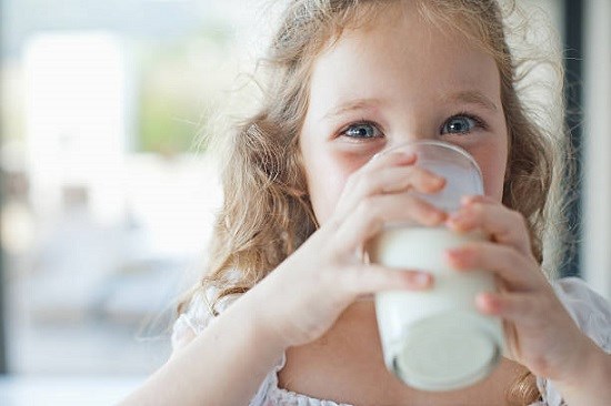 Flicka som dricker mjölk.
