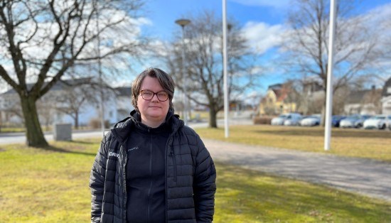 Linda Claesson, VD Habo Rör står utanför kommunhuset.