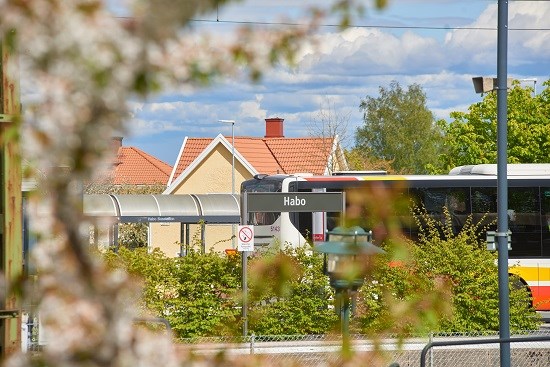 Stationsområdet i Habo med en buss från länstrafiken