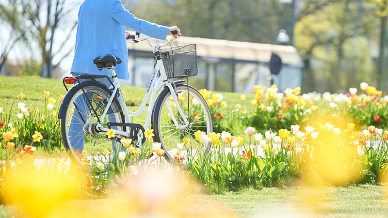 En person leder en cykel genom Habo station.
