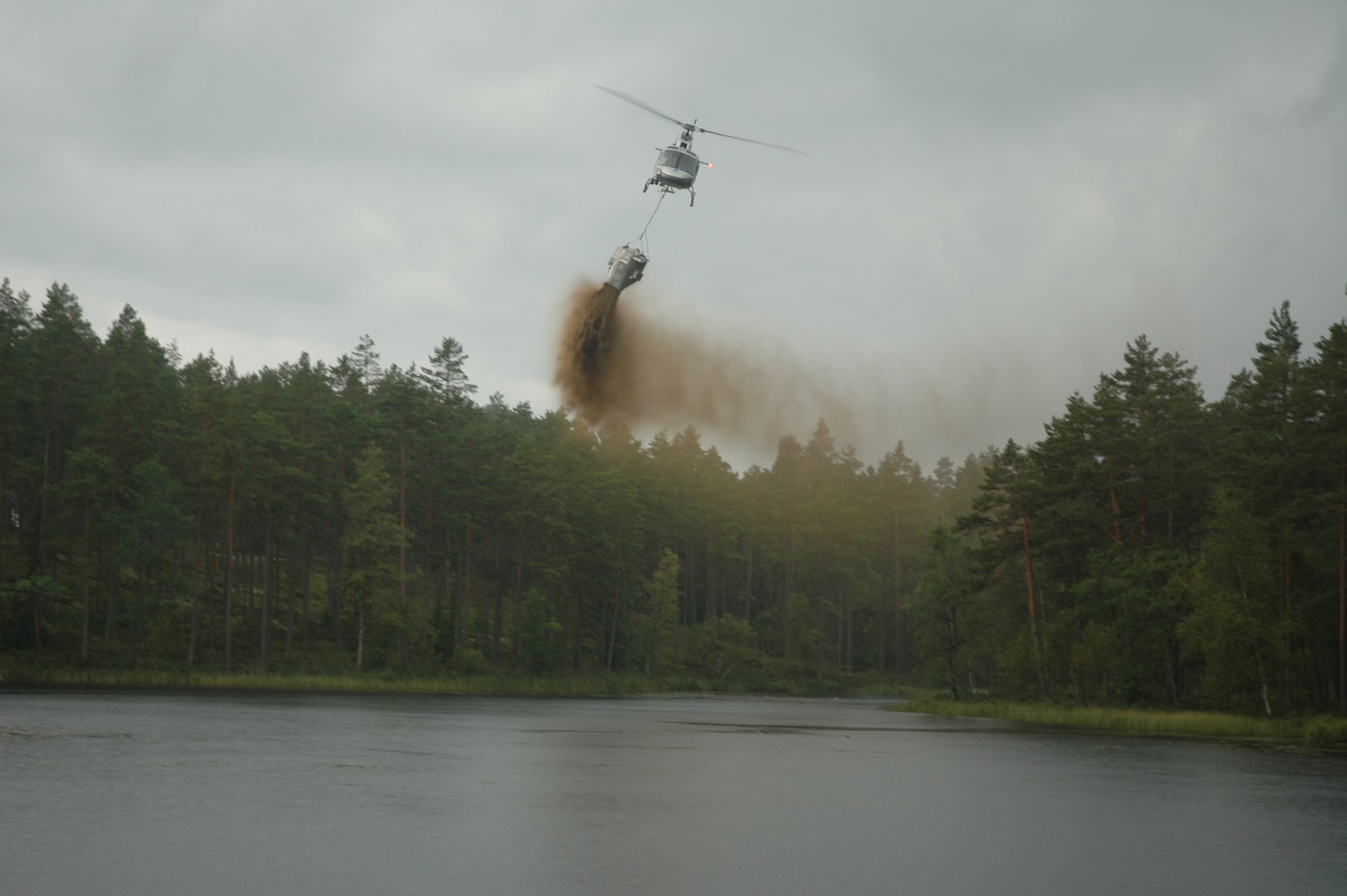 Helikopter flyger över sjö