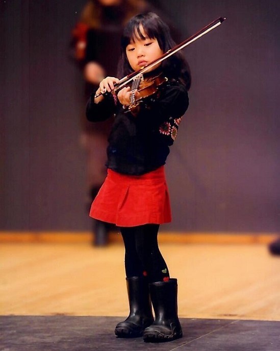 Flicka som spelar fiol