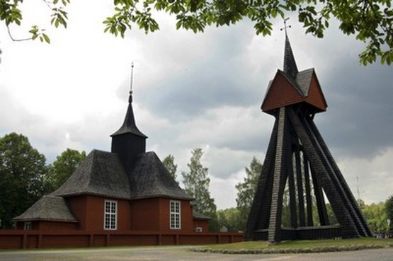 Brandstorps kyrka, röd kyrkobyggnad och röd klockstapel