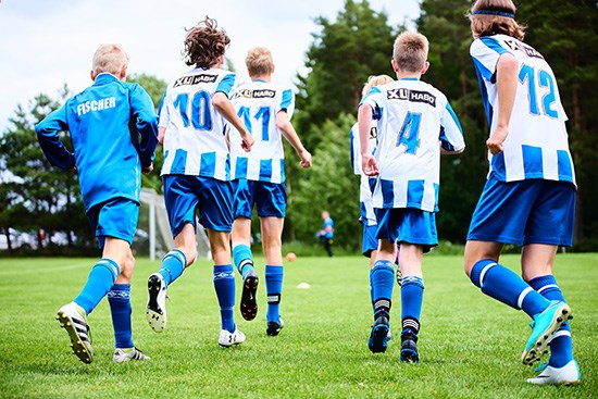 Ungdomar som spelar fotboll.