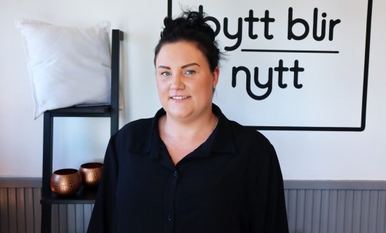 Emma Selldén, grundare av Bytt blir nytt står i sin butik.