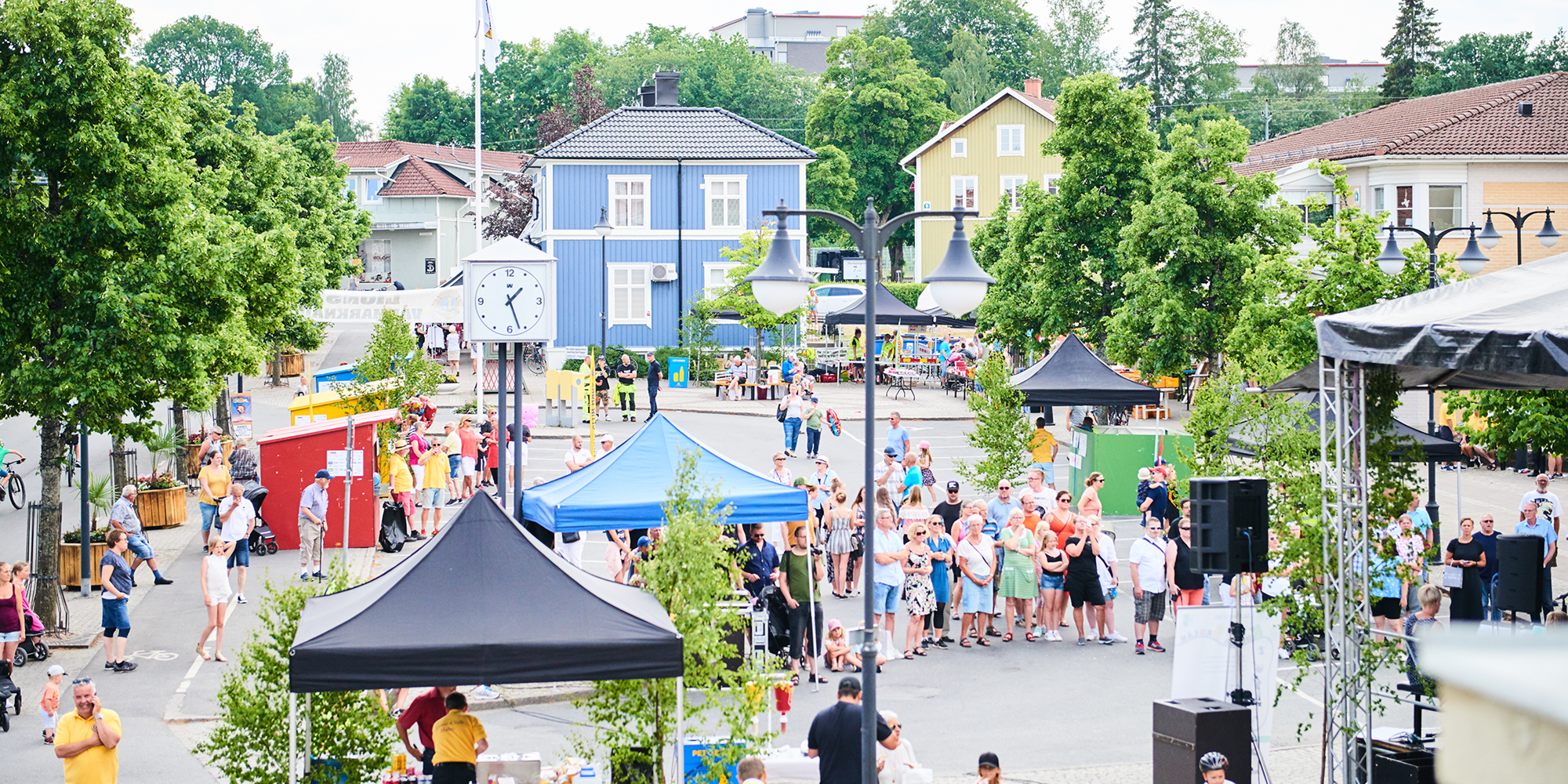 Vy över Blå torget under Kräftlördag med mycket människor på torget.