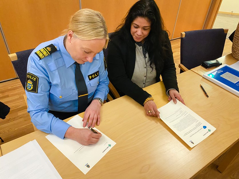 Kommunstyrelsens ordförande Susanne Wahlström och Boel Dahleman, biträdande chef för lokalpolisområde Södra Vätterbygden undertecknar medborgarlöftet 2024.