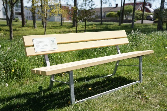 Gul parkbänk.