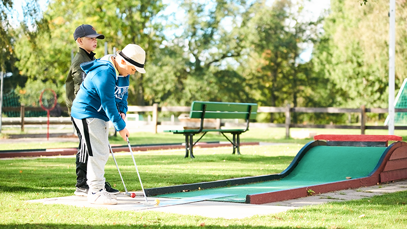 Två barn som spelat minigolf.
